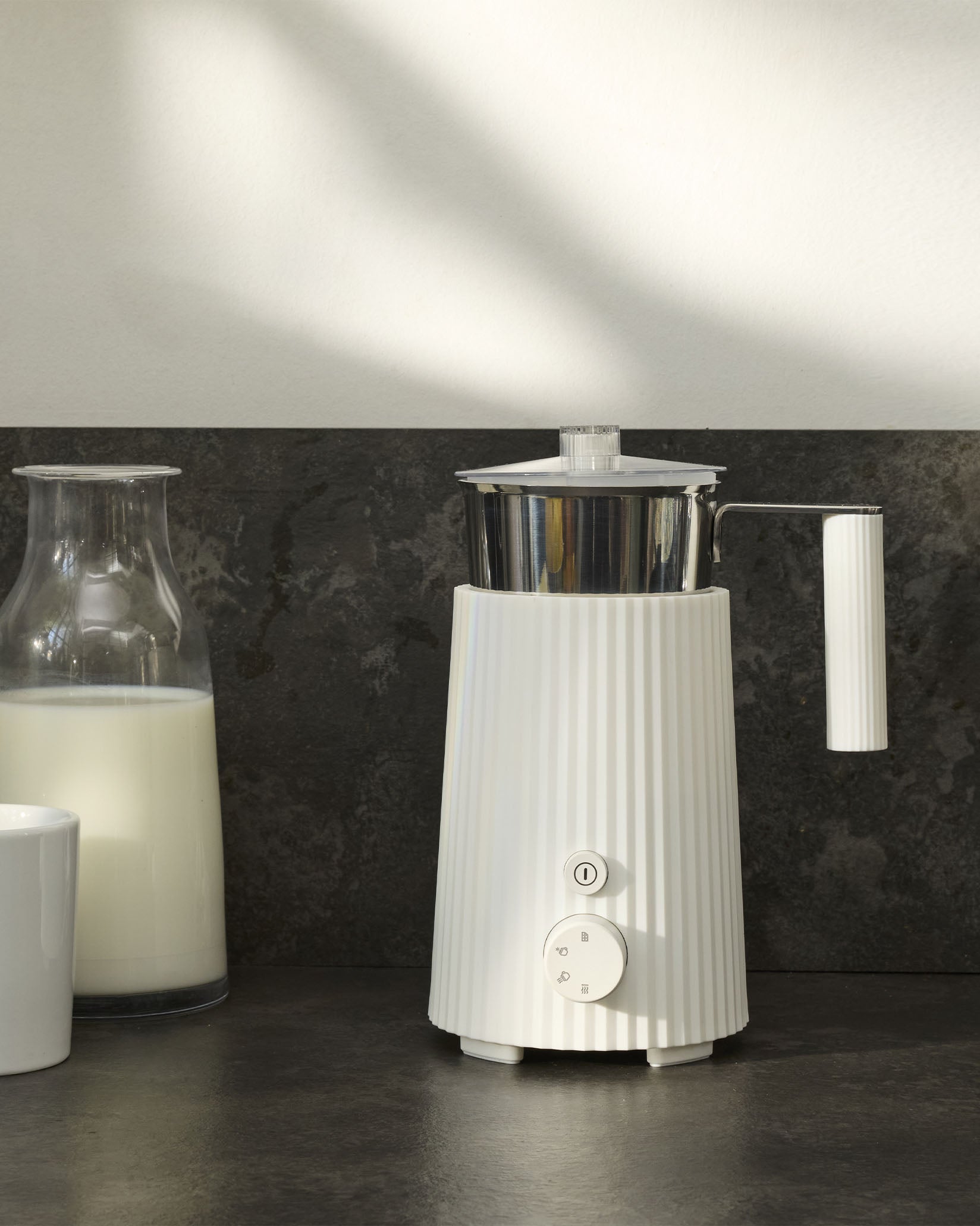 Plissé white Multi-function milk frother Alessi 1