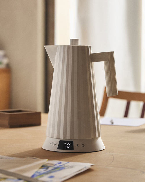 Plissé white Electric kettle. European plug Alessi