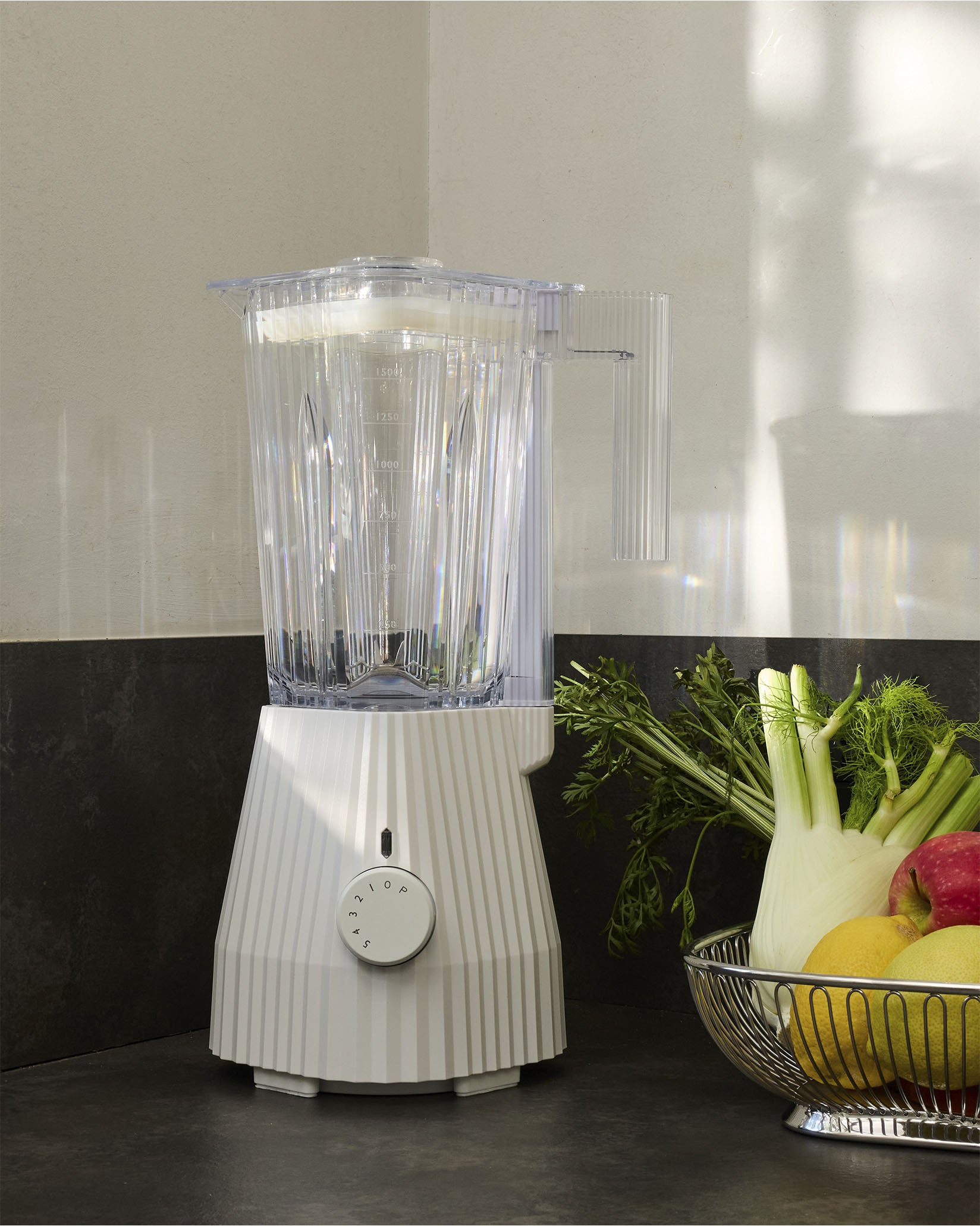 Plissé white Blender. European plug Alessi 1