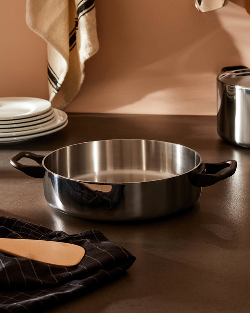 La Cintura di Orione Ø cm 24.00 || Ø inch 9½″ Low casserole with two handles Alessi