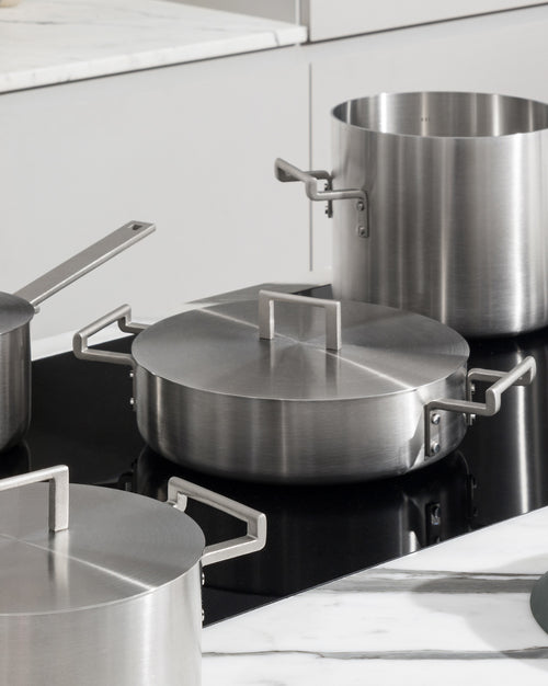 Convivio cm 24 || inch 9½″ Low casserole with two handles Alessi