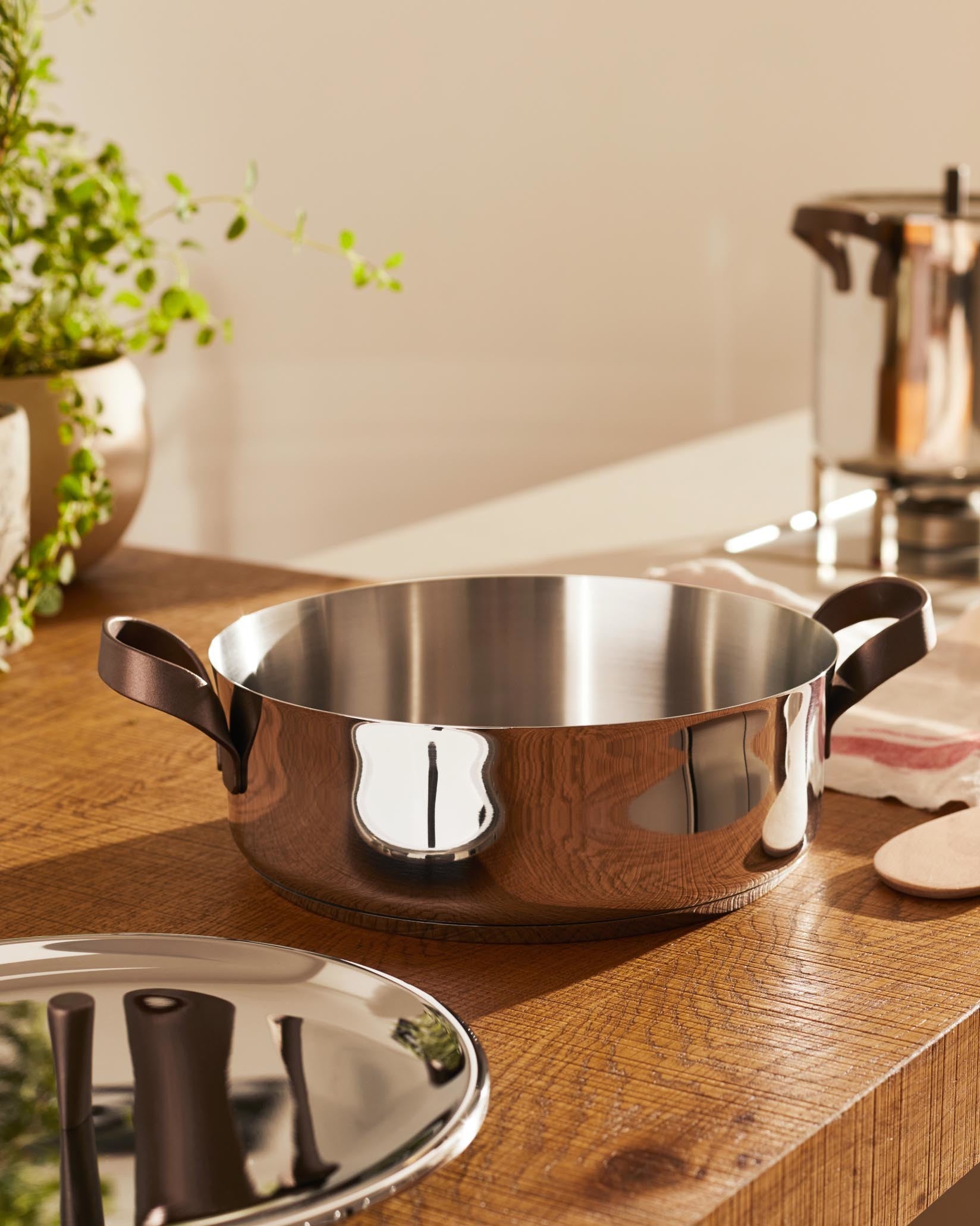 Edo cm 24 || inch 9½″ Low casserole with two handles Alessi