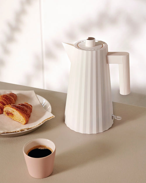 Plissé white, cl 170 || 1.80 oz Electric kettle. European plug Alessi