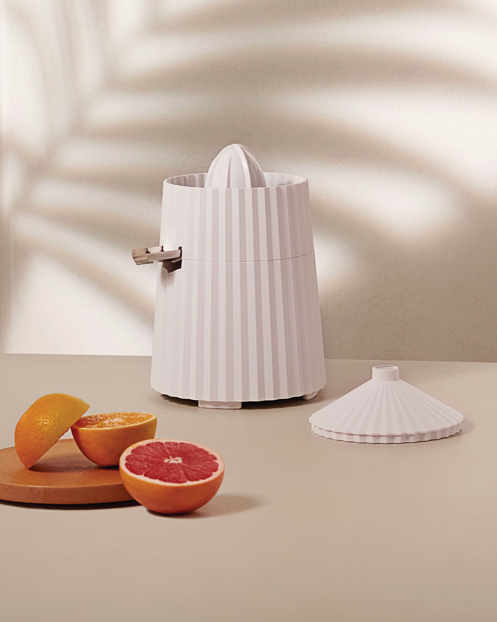 Plissé black Electric citrus-squeezer. European plug Alessi 1