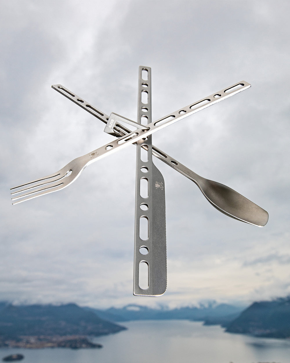 Besitzen Sie ein limitiertes Besteckset des Designers Virgil Abloh exklusiv für Alessi - nur 999 Stück wurden von diesem Gelegenheitsobjekt produziert. Dieses leichte Reisebesteck, das an Abenteurer und Entdecker erinnert, besteht aus einem schlanken Messer, einer Gabel und einem Löffel und ist mit einem Karabiner verbunden.